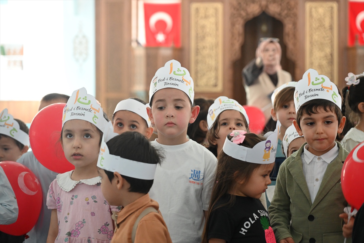Kadirli\'de Kur\'an kursuna başlayan çocuklar taç giyip Amin Alayı geçişi yaptı