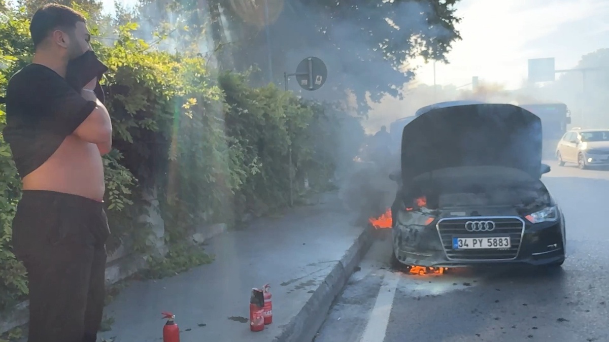 Kağıthane\'de motoru alev alan otomobil, kola şişesiyle söndürülmeye çalışıldı ama yandı