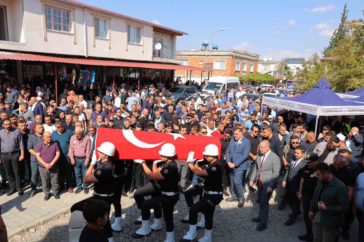 Kahramanmaraş Türkoğlu\'nda silahlı kavgada ölen polis memuru Orçan defnedildi