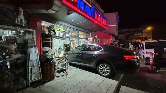 Kontrolden çıkan otomobil Sarıkamış'ta iş yerine girdi, kazada yaralanan olmadı