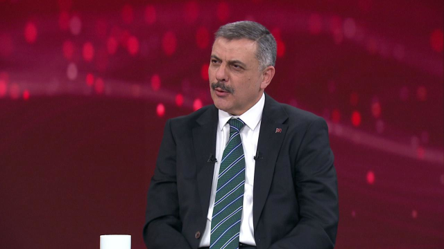 İçişleri Bakanı Çiftçi, yaşlı kadını kurtaran polisi tebrik etti