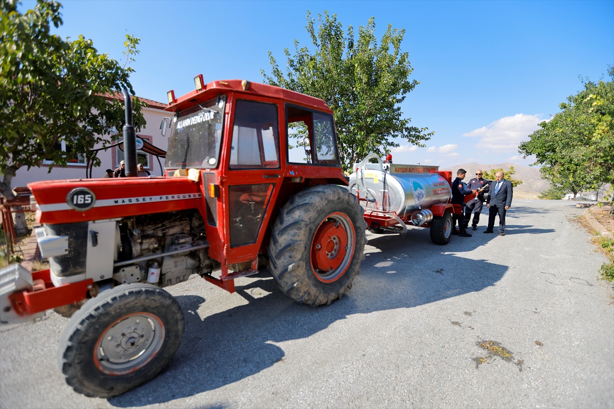 Kayseri Büyükşehir, Kuşçu ve Yemliha\'ya 3 ton su kapasiteli yangın aracı verdi