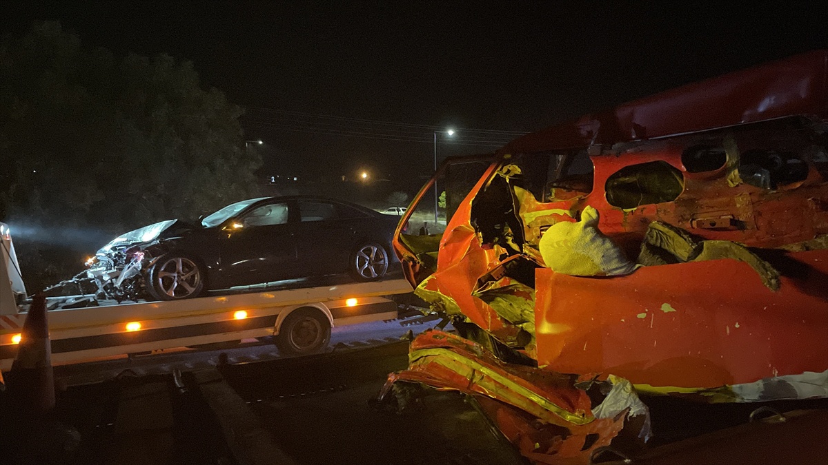 Kayseri\'de iki otomobilin çarpıştığı kazada 3 kişi öldü, 1 kişi yaralandı