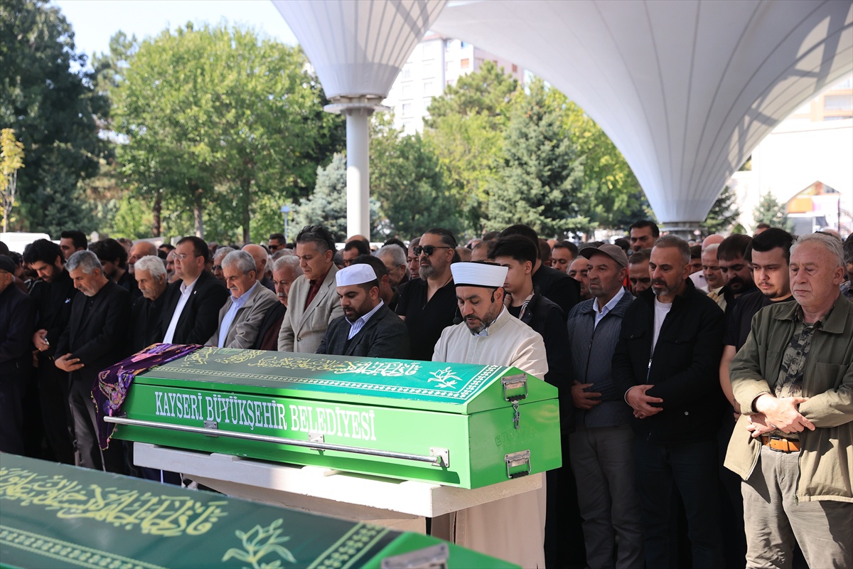 Kayseri İncesu\'da kazada ölen 3 kişi Erkilet Bülbülpınarı Mezarlığı\'nda defnedildi