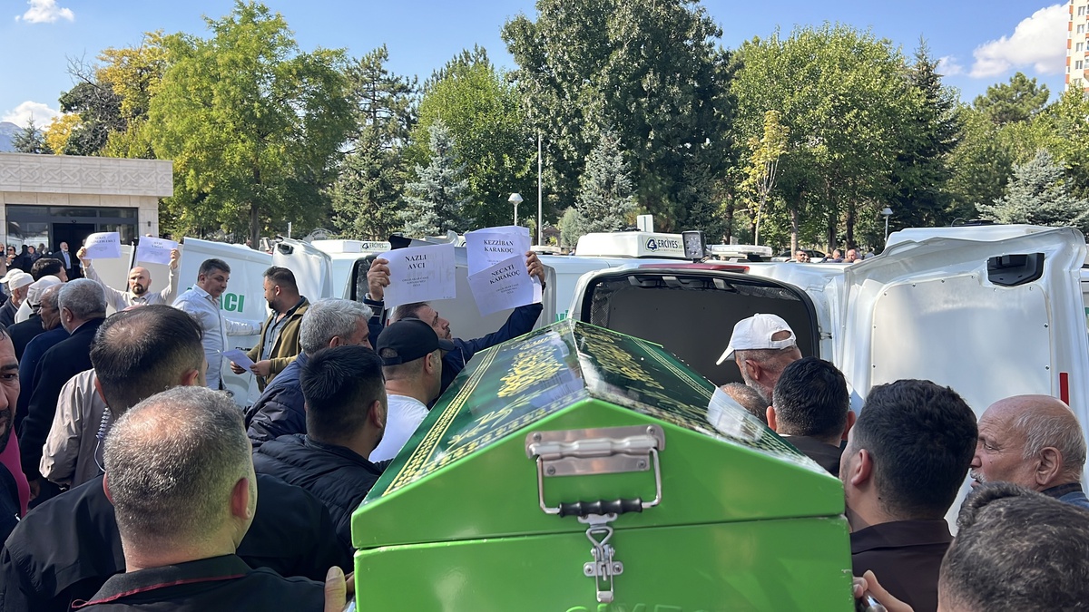 Kayseri İncesu\'da iki otomobil çarpıştı, emekli bekçi, eşi ve baldızı hayatını kaybetti