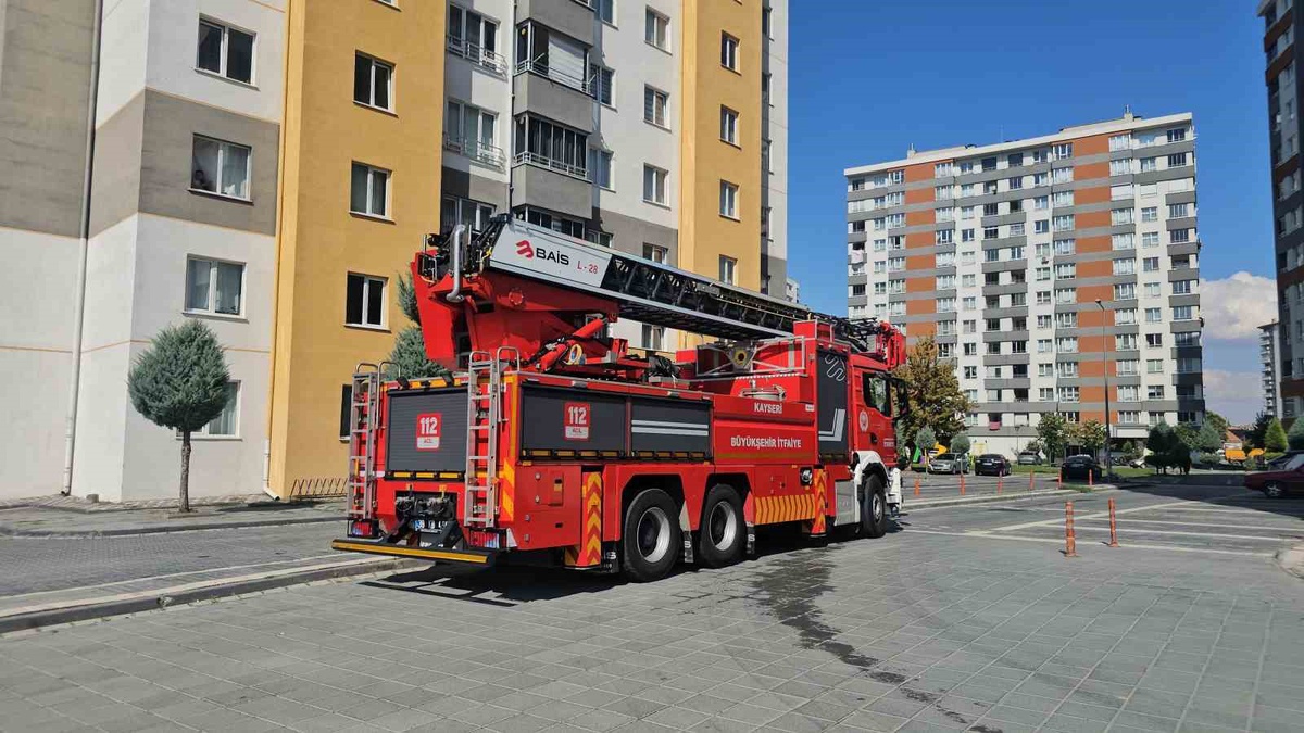 Kayseri Melikgazi\'de apartman yangınında dumandan etkilenen kişi hastaneye kaldırıldı
