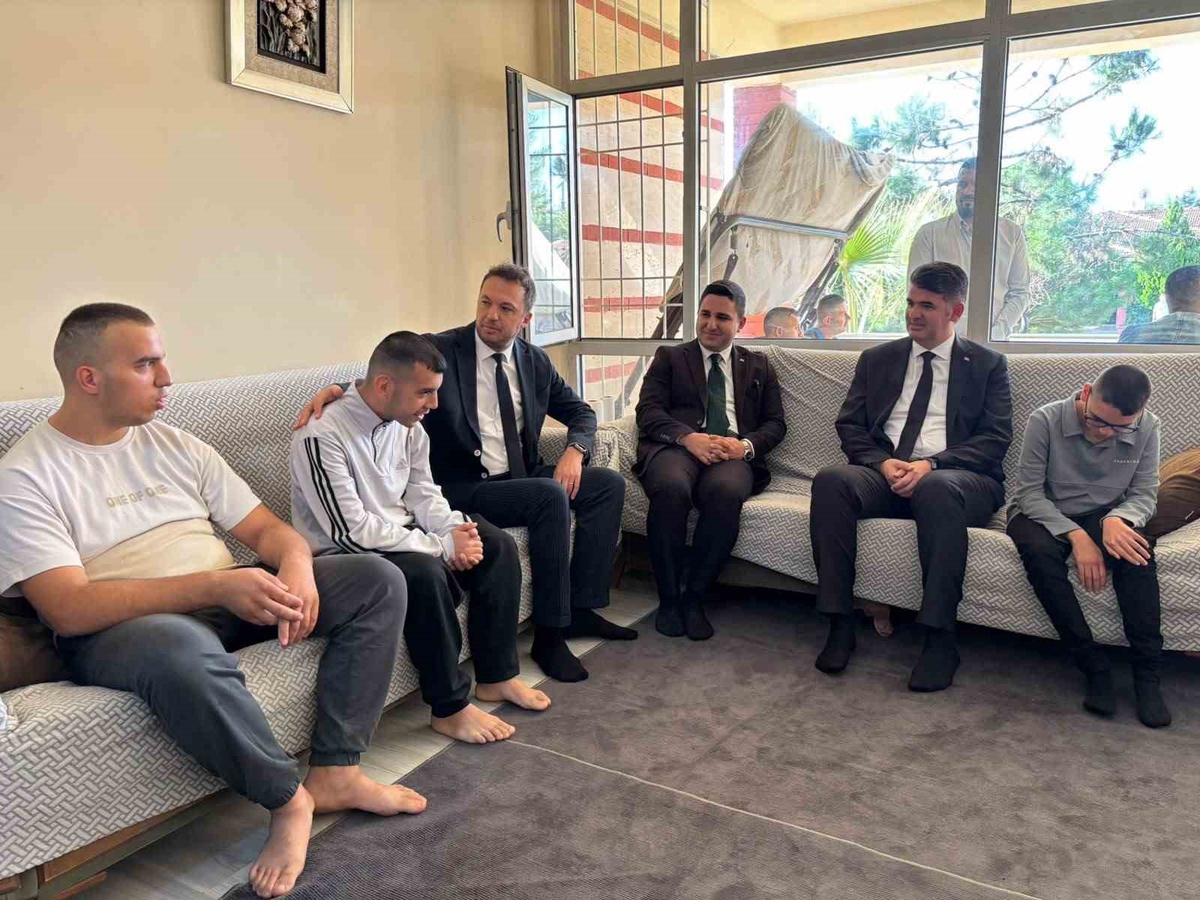 Metin, Kilis Valisi Kalaylı\'nın ziyaretinde imzalı Beşiktaş formasına kavuştu