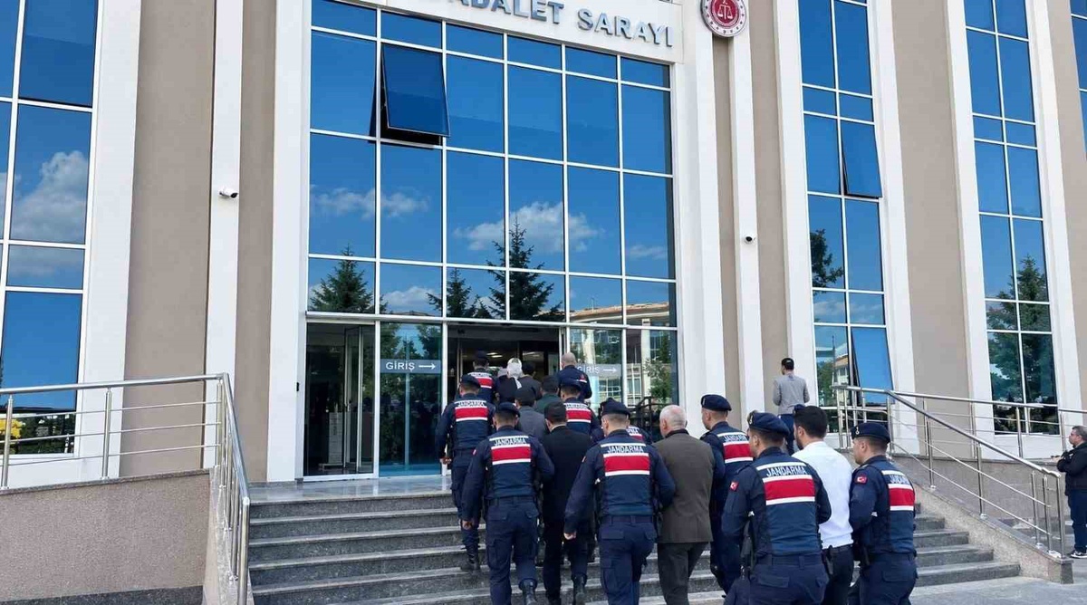 Gölcük merkezli operasyonda 7 şüpheli tutuklandı, 11 cep telefonu ele geçirildi