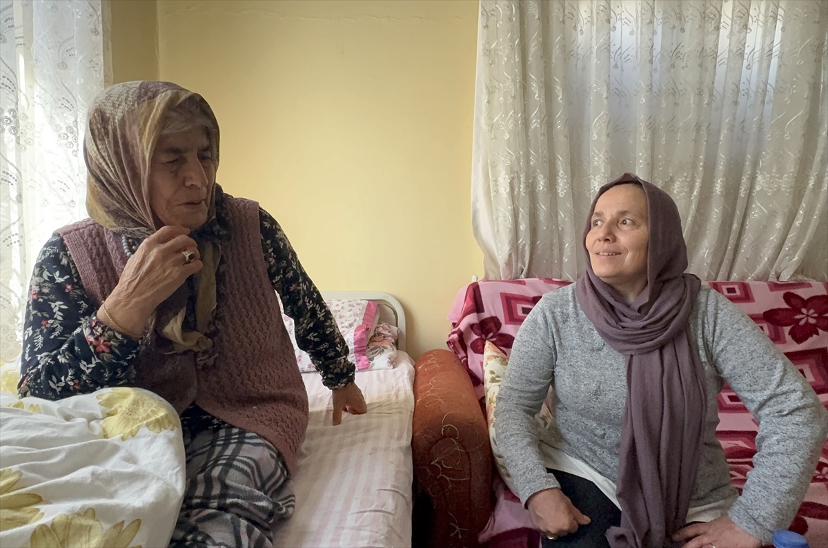 Konya Meram\'da 82 yaşındaki Alzheimer hastası kadın, polis sırtında taşındı