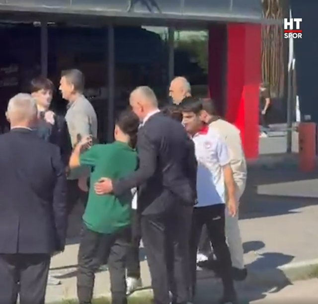 Kritik toplantı öncesi Hacıosmanoğlu'nun keyfi yerinde! Çocuklarla fotoğraf çektirdi