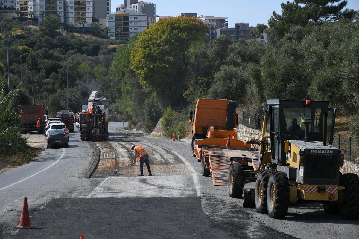 Kuşadası Belediyesi ekipleri, deforme olan Yeniköy yolunu asfaltlayarak trafiğe açtı