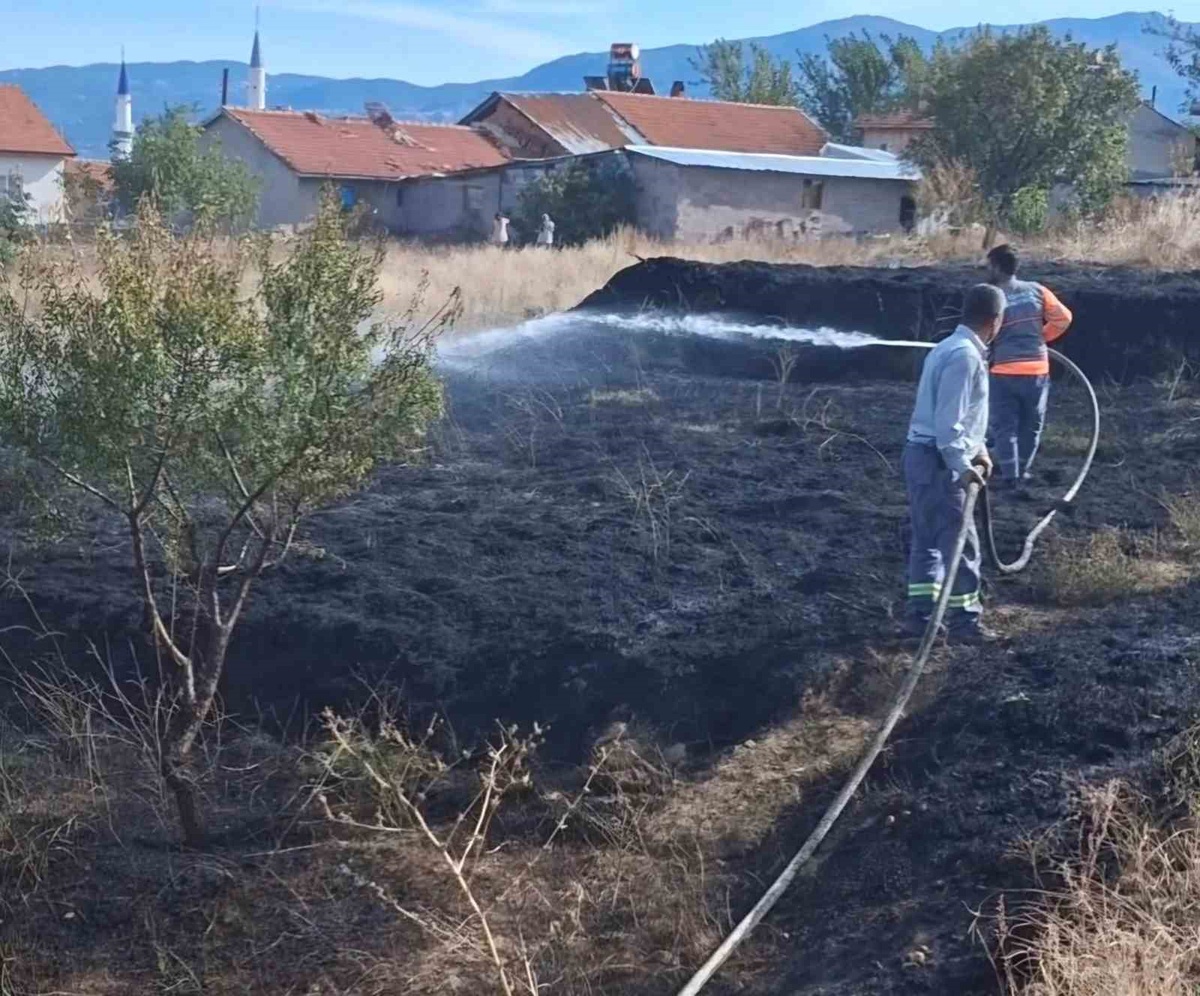 Kütahya Hisarcık\'ta ot yangını köylülerin tankerli müdahalesiyle söndürüldü