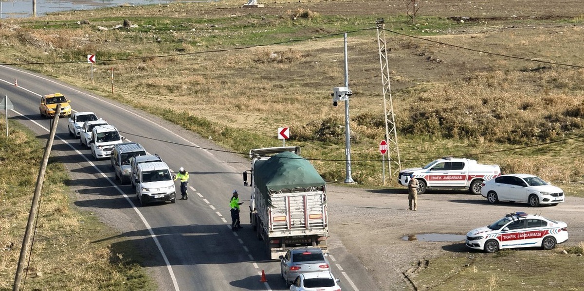Muş Malazgirt\'te jandarma, sürücüleri drone ile havadan denetledi