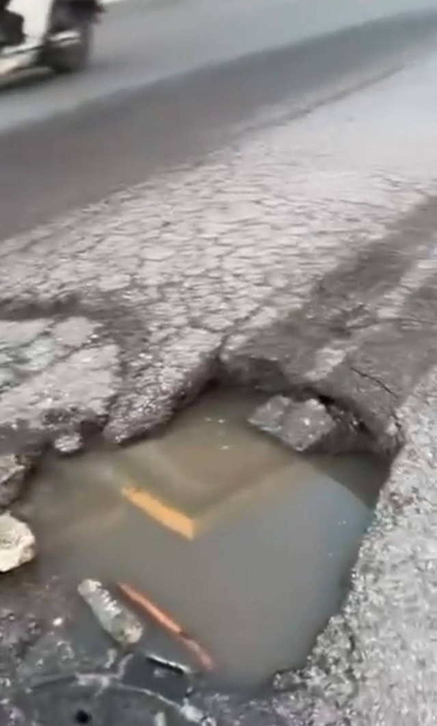 Maltepe'de asfalt çökünce İETT otobüsü çukura düştü, caddede trafik yoğunluğu oluştu