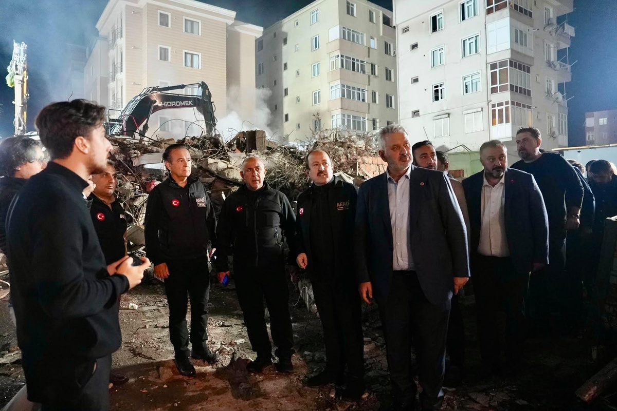 İstanbul Maltepe\'de çöken binada 12 kişi kurtarıldı, 3 can kaybı var, 2 kişi aranıyor