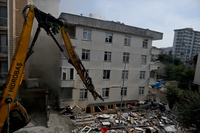 Maltepe'de çöken apartmanda can kaybı 3'e yükseldi