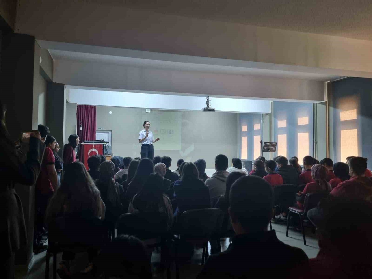 Manisa\'da jandarma, lisede siber zorbalığa karşı farkındalık eğitimi düzenledi