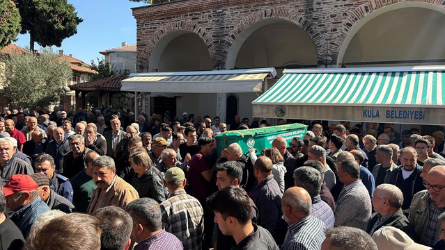 Manisa Kula'da yangını izlerken fenalaşan 56 yaşındaki kişi gözyaşlarıyla defnedildi