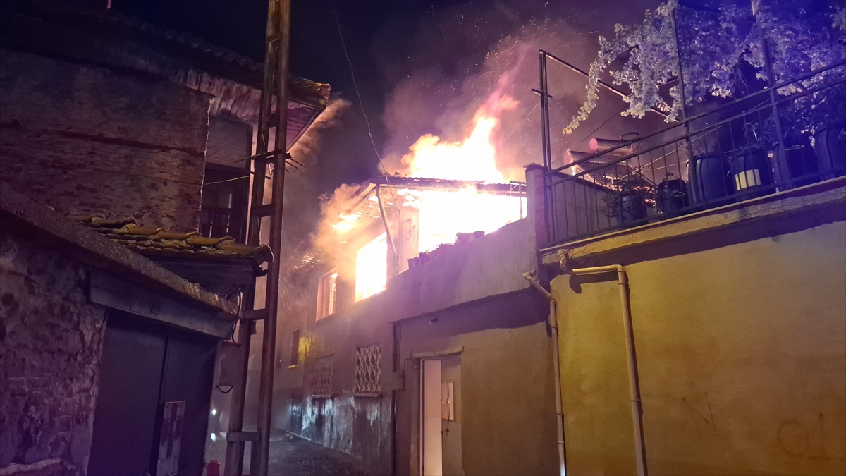Manisa Kula\'da Metin Balcı\'nın evindeki yangın söndürüldü, Balcı hastaneye kaldırıldı