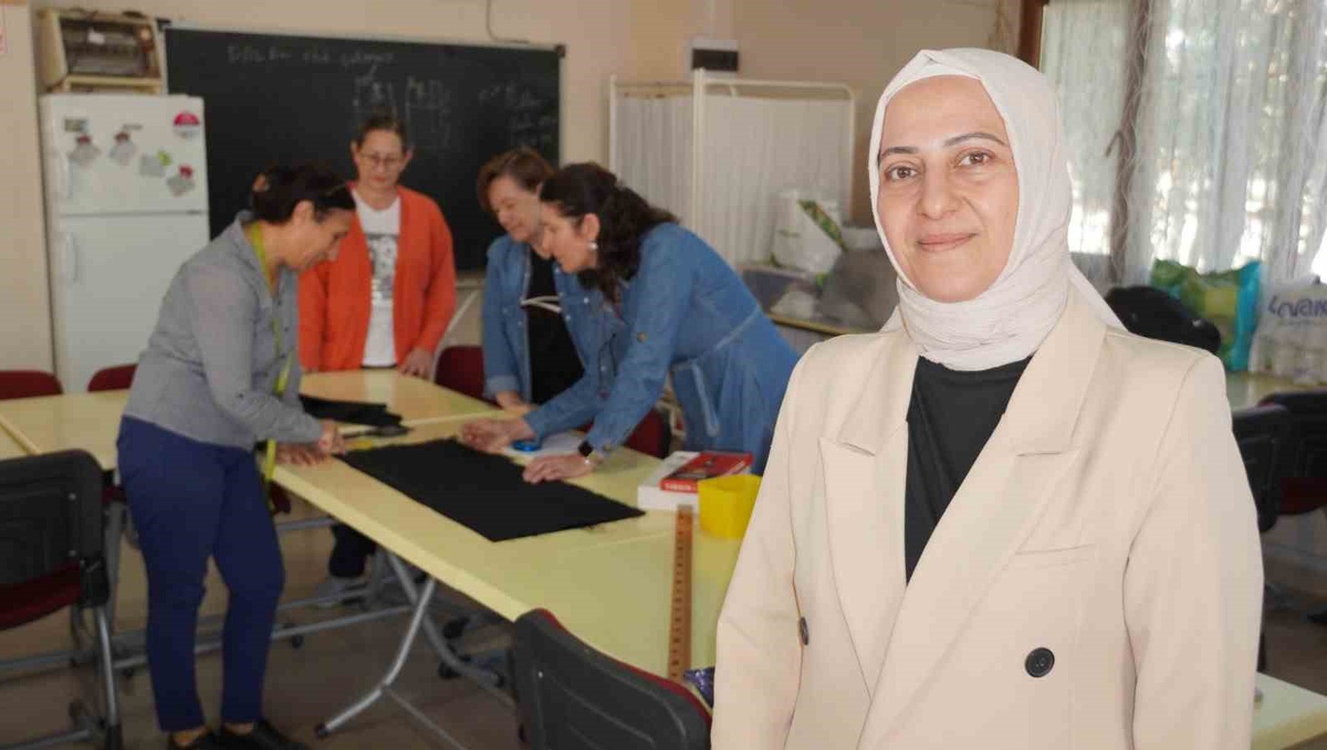 Manisa Yunusemre\'de atıl sosyal tesiste 40 kadın yeni dönemde terzilik öğreniyor