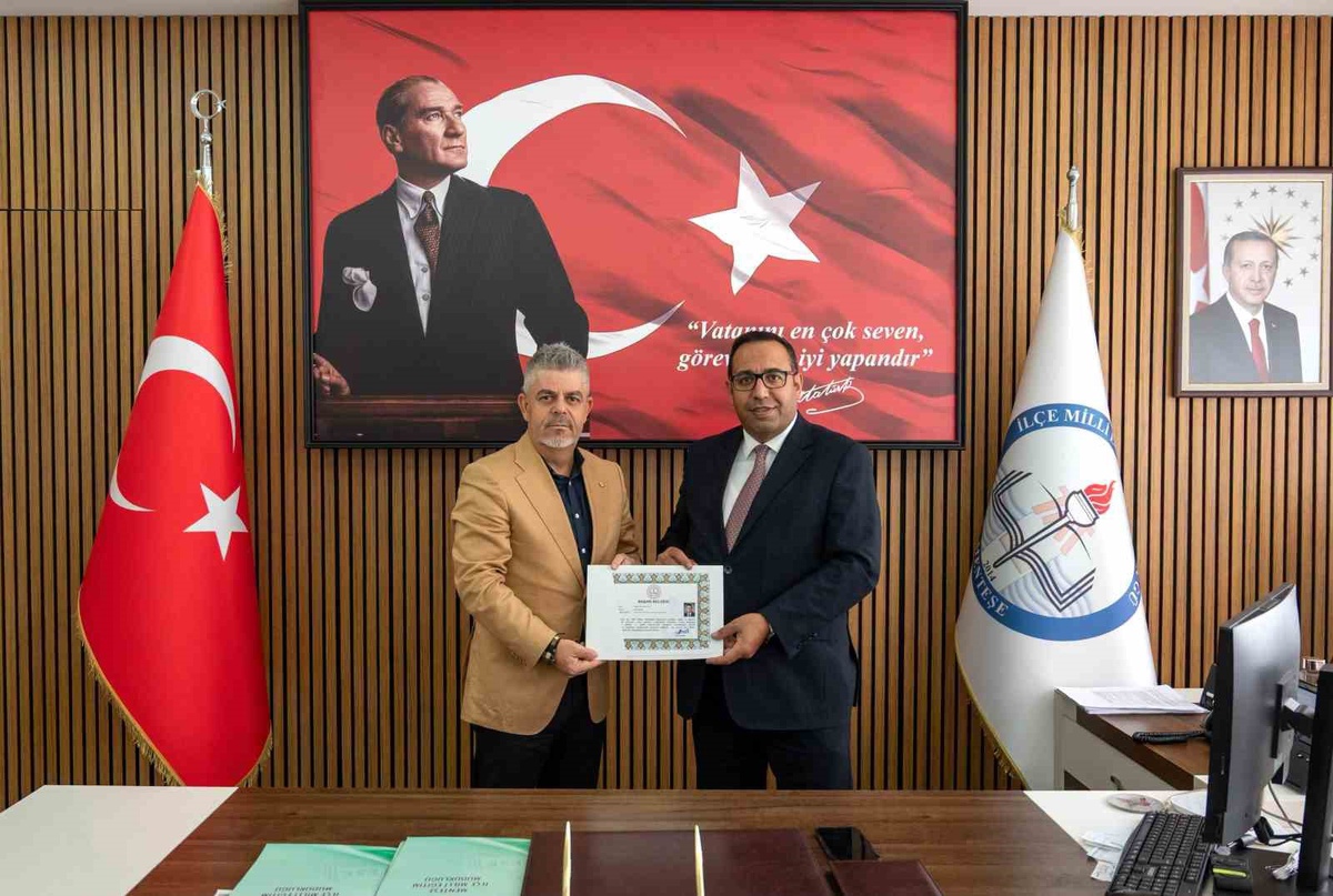 Menteşe\'de okul müdürlerine, idarecilere ve personele başarı belgesi verildi.
