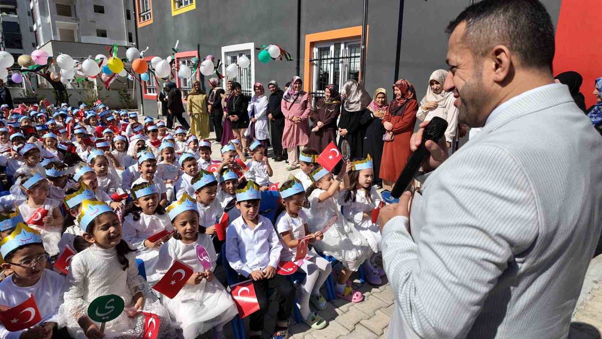 Mersin Erdemli\'de Kur\'an kursunda Bedi Besmele ve Amin Alayı\'nda çocuklara gül serpildi
