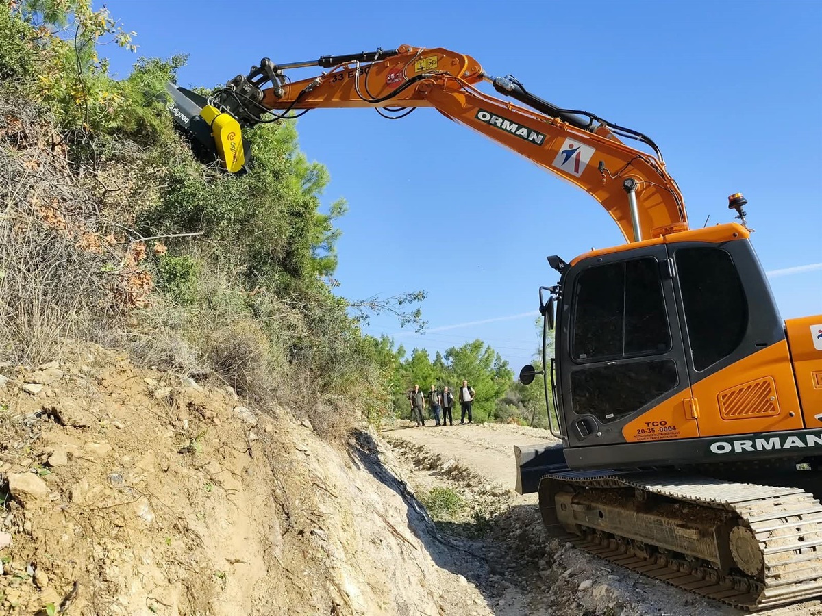 Mersin Bozyazı\'da çalı doğrayıcı aparat orman yangınlarına karşı denendi