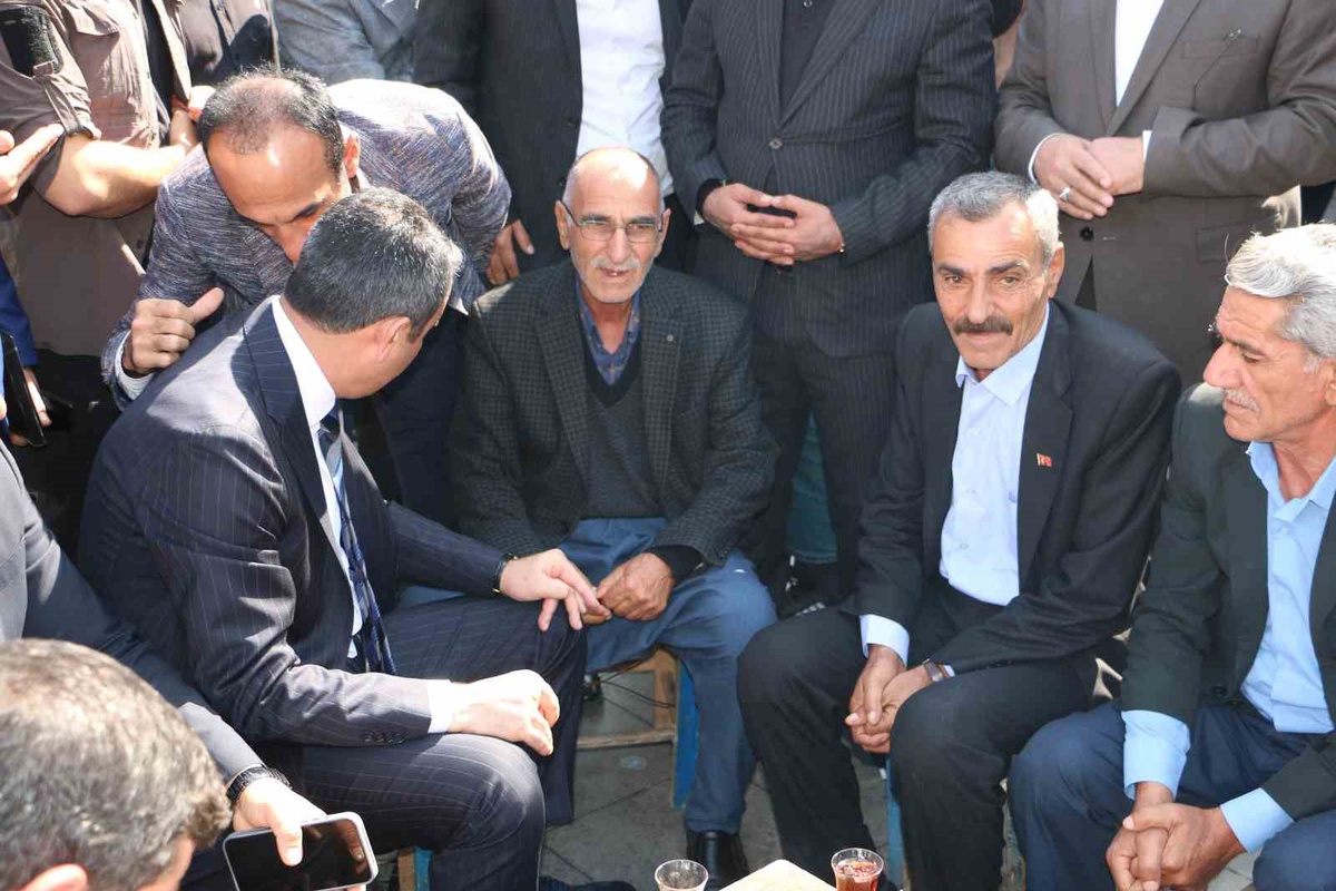 MHP\'li Özcoşkun Diyarbakır Sur\'da esnafı ziyaret etti, turist artışı konuşuldu