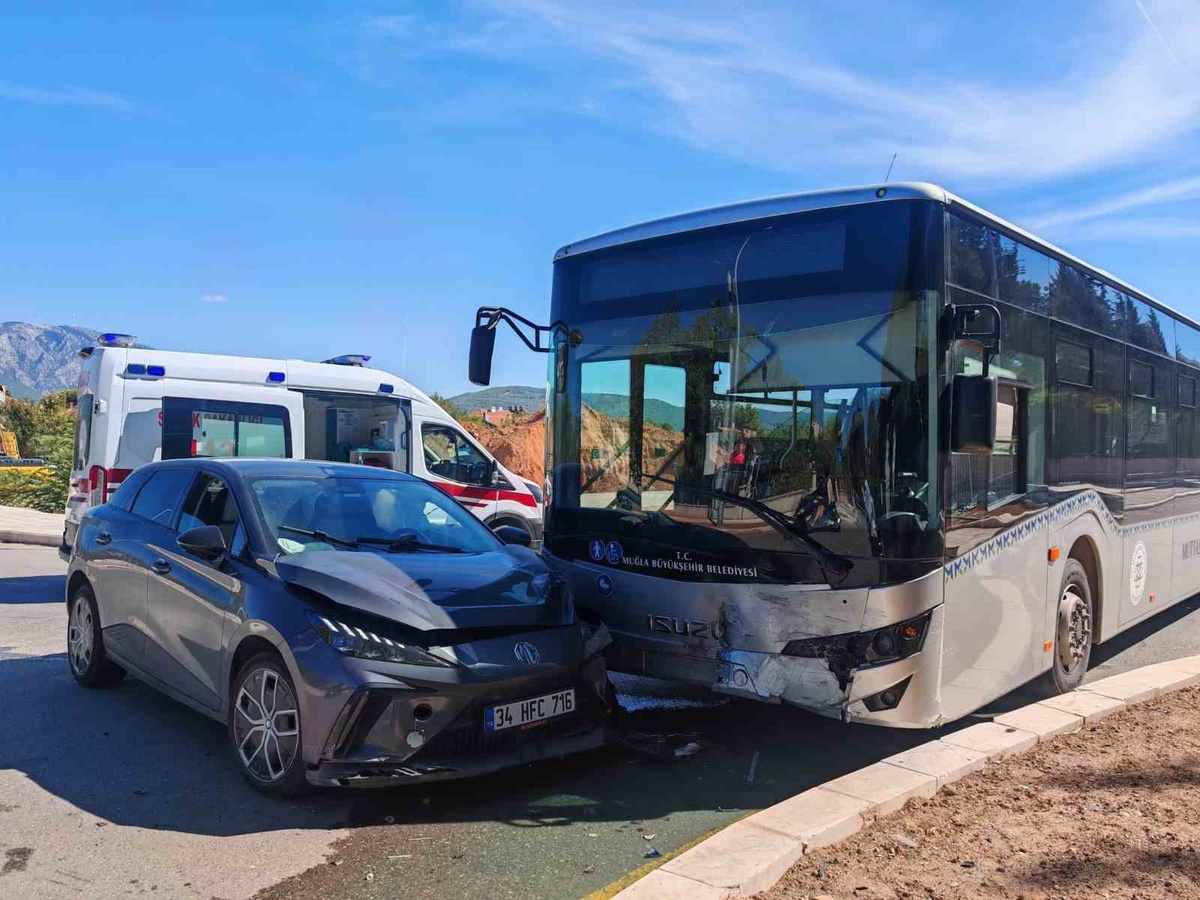 Muğla Menteşe\'de otomobil ile belediye otobüsü çarpıştı, 2 yolcu yaralandı