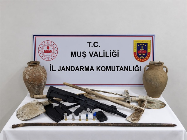 Muş Bulanık'ta kaçak kazı şüphesiyle bir kişi gözaltına alındı, av tüfeği bulundu