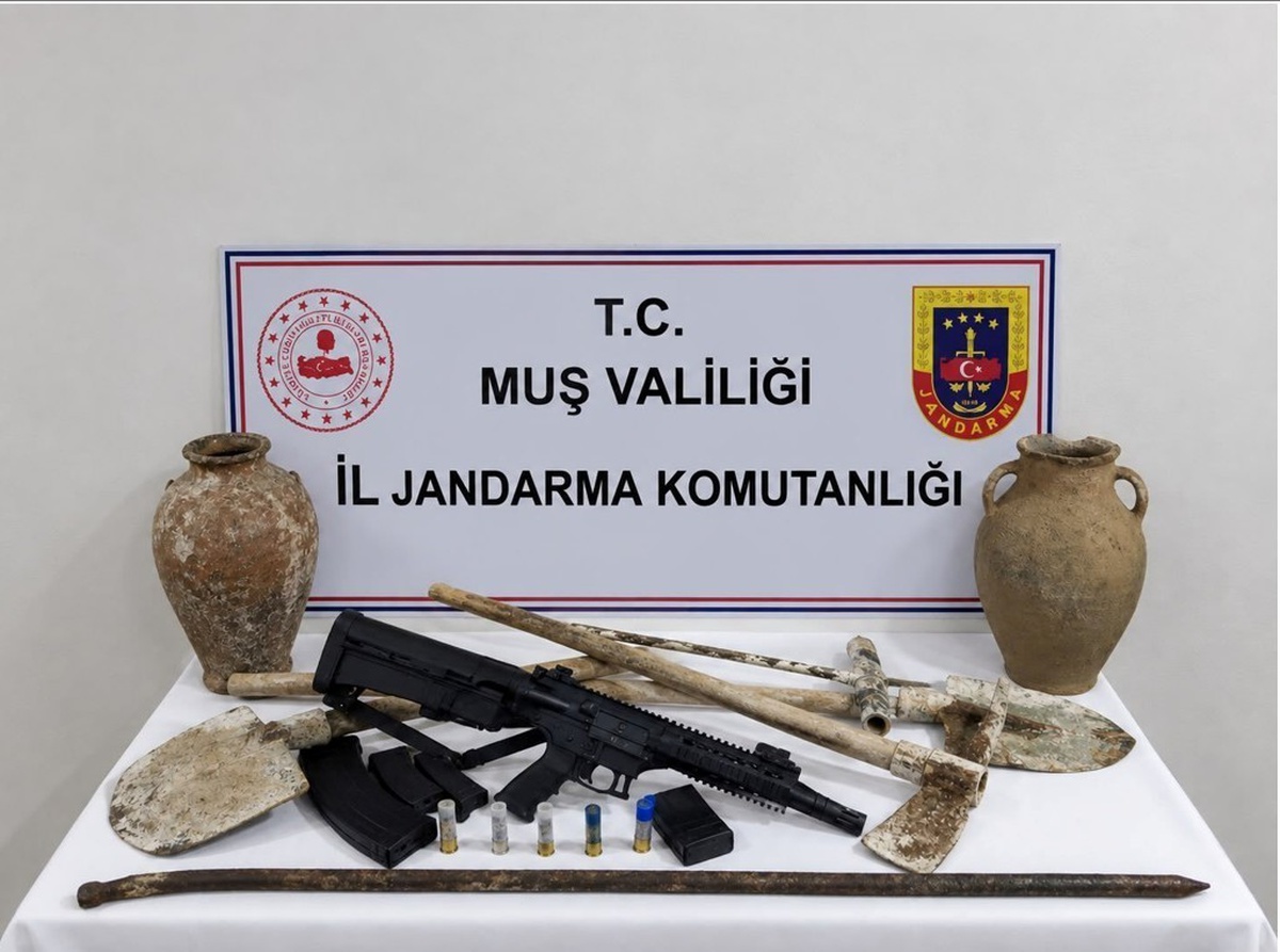 Muş Bulanık\'ta kaçak kazı aramasında 2 küp ile ruhsatsız av tüfeği ele geçirildi