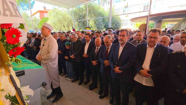 Mahir Ünal'ın katıldığı cenazede Hasan Özdil Nazilli'de toprağa verildi