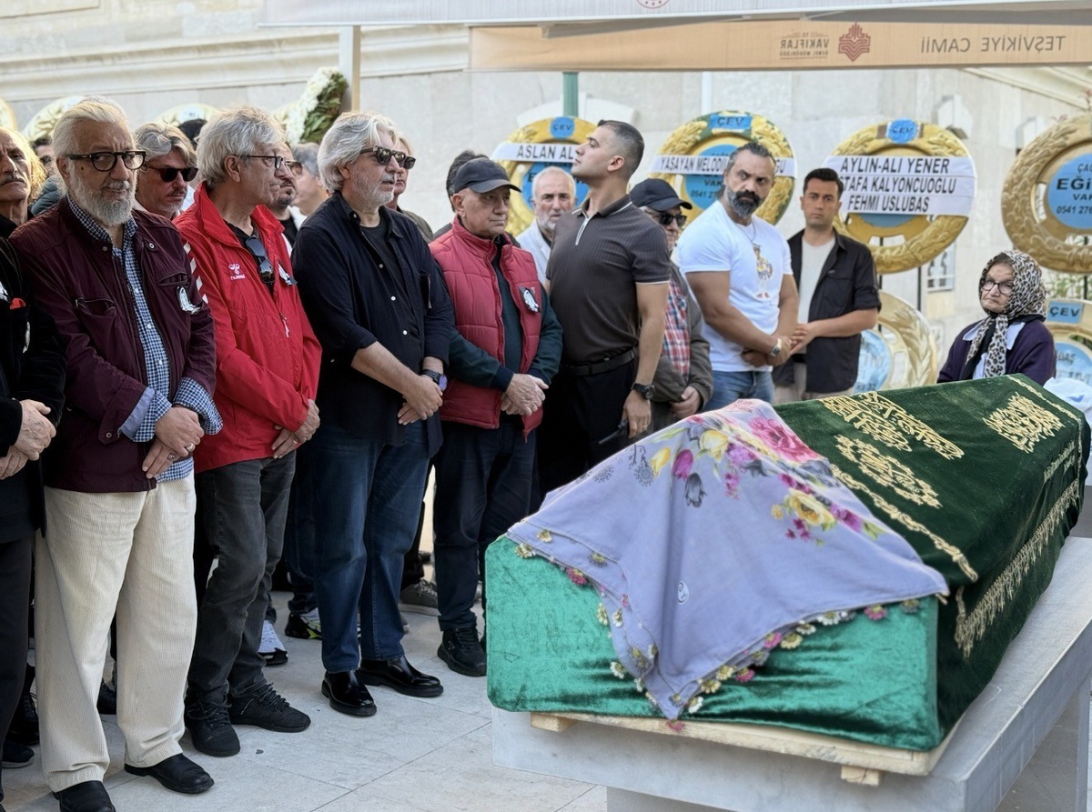 Necla Uygur, Teşvikiye Camii\'ndeki cenaze namazı sonrası Feriköy\'de toprağa verildi