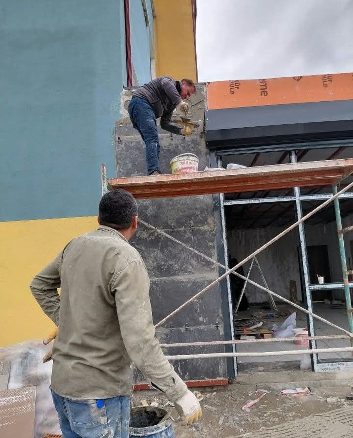 Eskişehir\'de MESEM müdürü tadilatta sıva yapınca takdir topladı, bugün fayans döşedi
