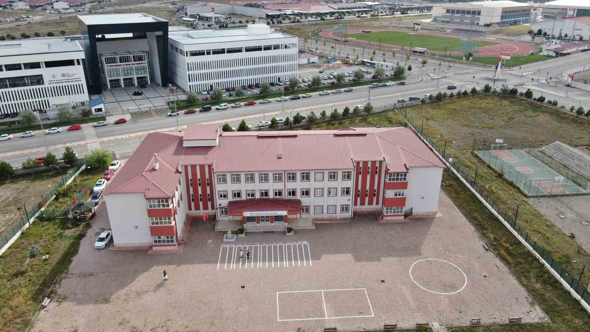 Okul müdürü ve yardımcısı, öğrencilere örnek olmak için okul koridorunda hayır çeşmesi kurdu