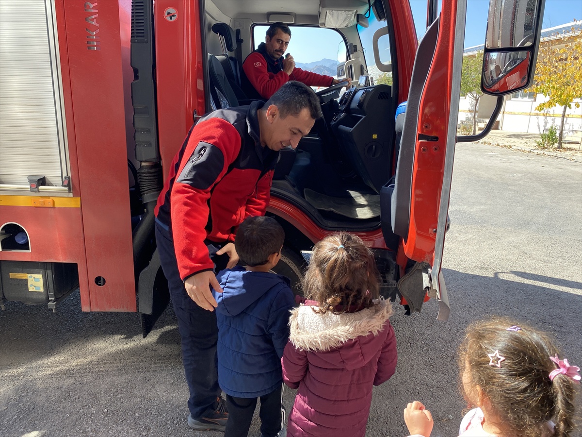 Osmancık\'ta anaokulu öğrencileri itfaiye müdürlüğü ziyaretinde mesleği deneyimledi