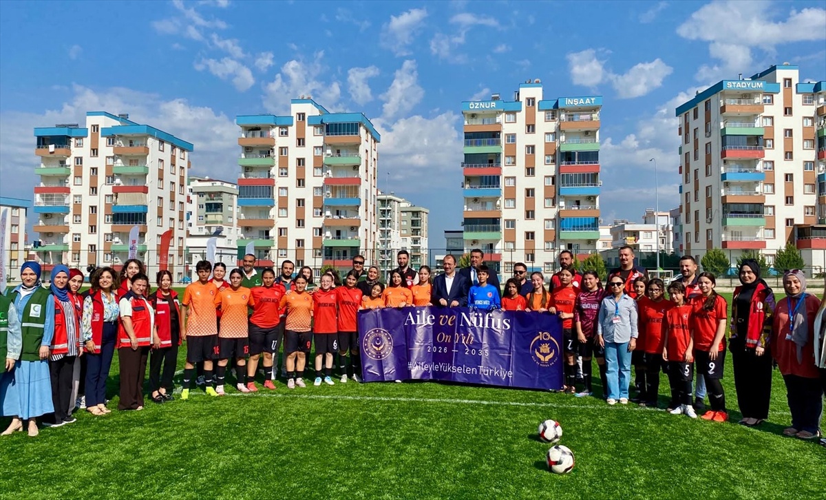 Kadirli\'de kız öğrenciler arası futbol maçının başlama vuruşunu Kaymakam yaptı