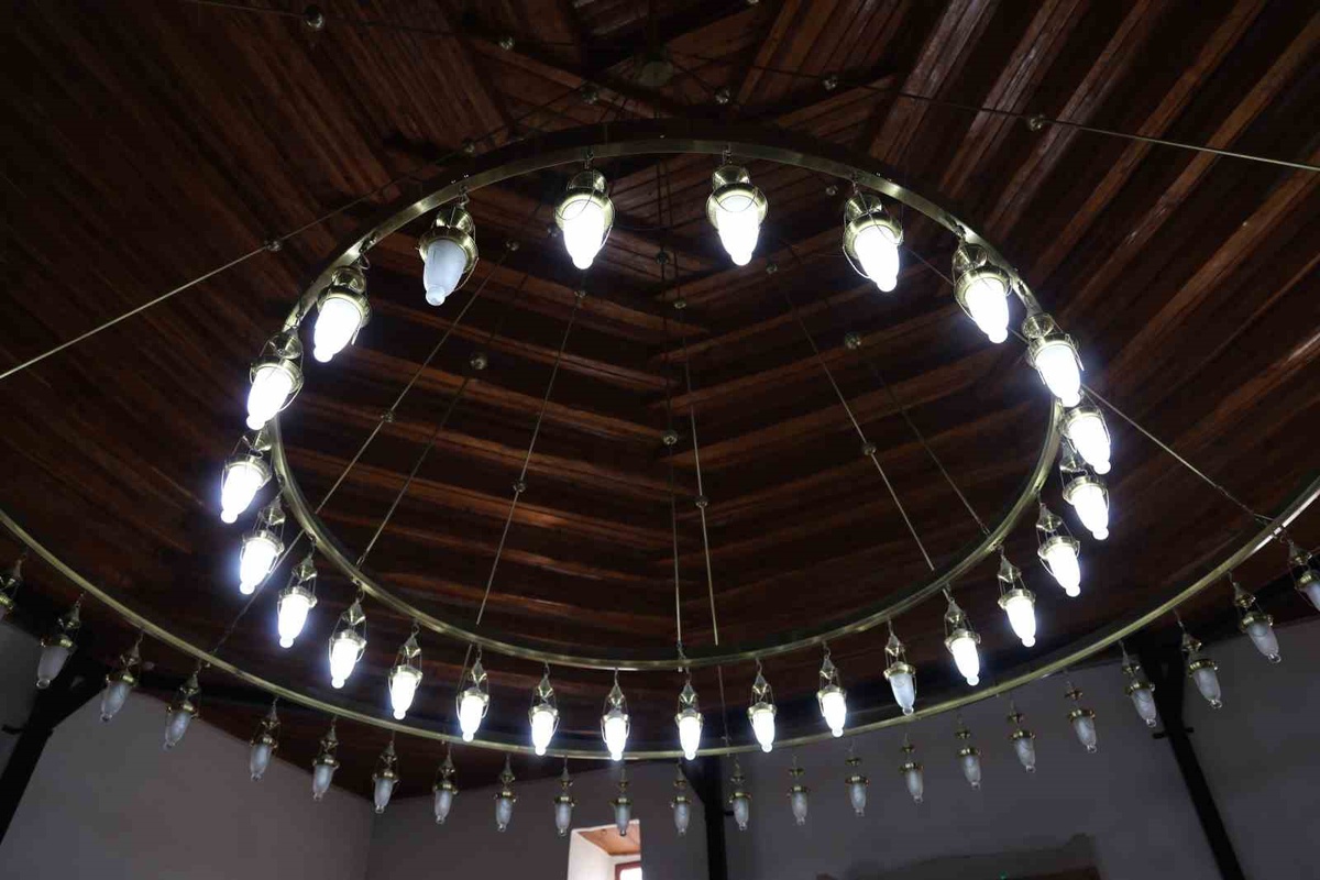 Kırşehir\'de 1864\'te yaptırılan Çarşı Camii, kırlangıç tavanıyla dikkat çekiyor.