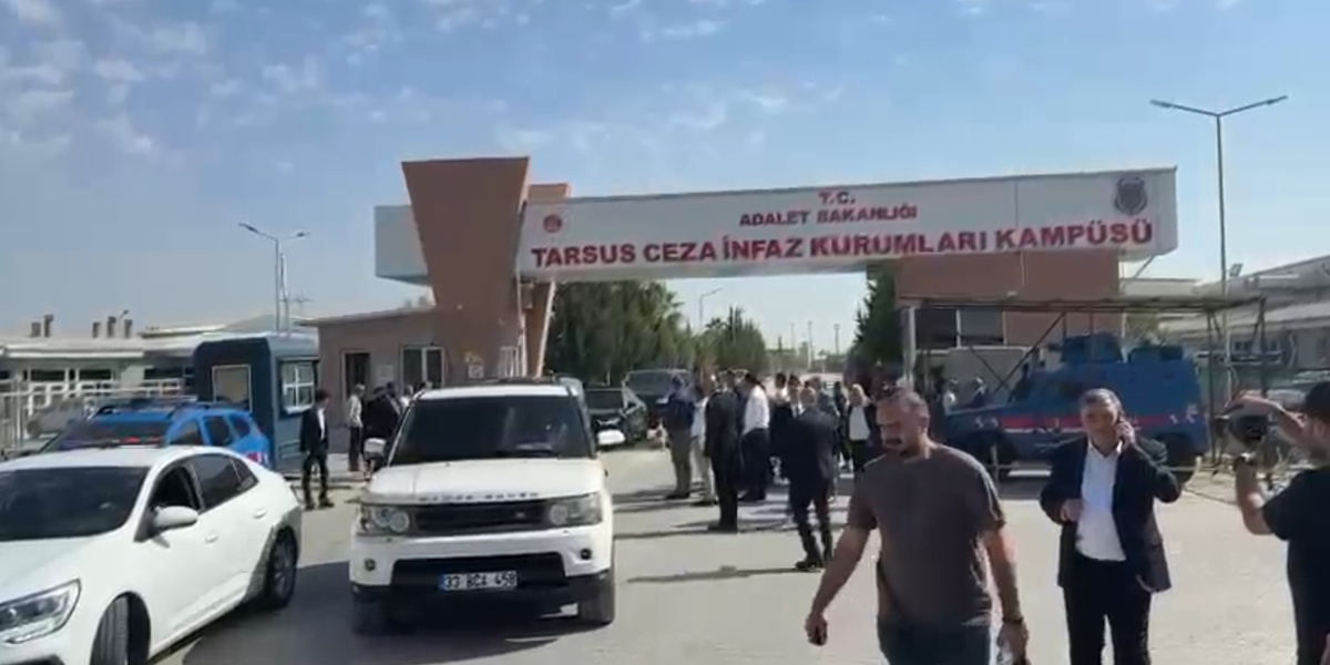 Yeni Parti lideri Özel, tutuklu belediye başkanlarını Tarsus Cezaevi\'nde ziyaret etti