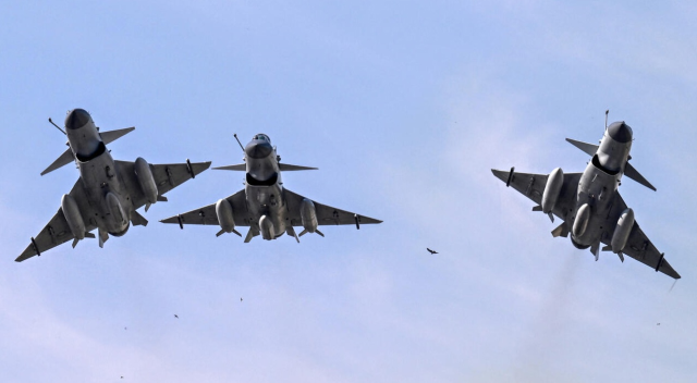 Pakistan savaşa dahil oldu! Jetler havalanıp bomba yağdırdı