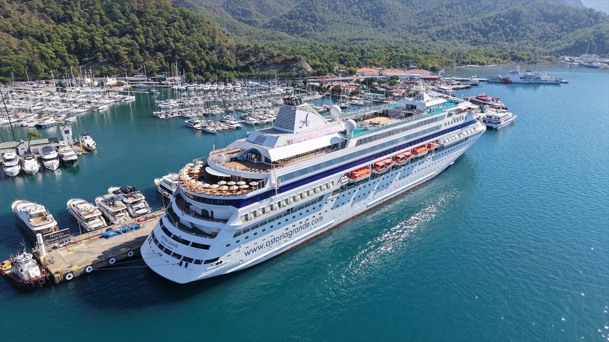 Astoria Grande kruvaziyeri 447 yolcu ve 359 personelle Marmaris\'e geldi