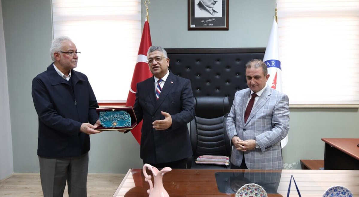 Prof. Dr. Ayhan Kahraman, DPÜ Güzel Sanatlar Fakültesi dekanlığını devraldı