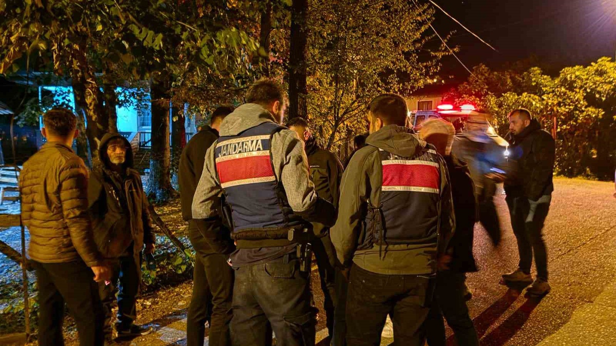 Sakarya Akyazı\'da 78 yaşındaki alzaymır hastası kadın için yaklaşık 200 kişi arıyor