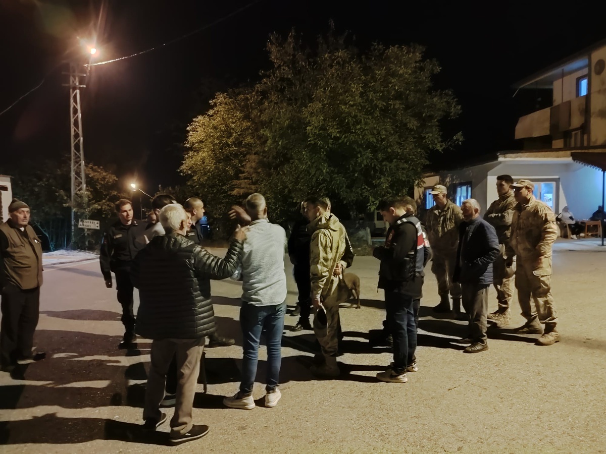 Sakarya Akyazı\'da Alzheimer hastası kadın orman ve dere yataklarında aranıyor