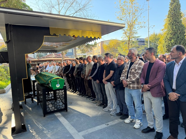 Sakarya Akyazı'da 9 gün sonra hayatını kaybeden öğretmen Ufuk Şekerci defnedildi