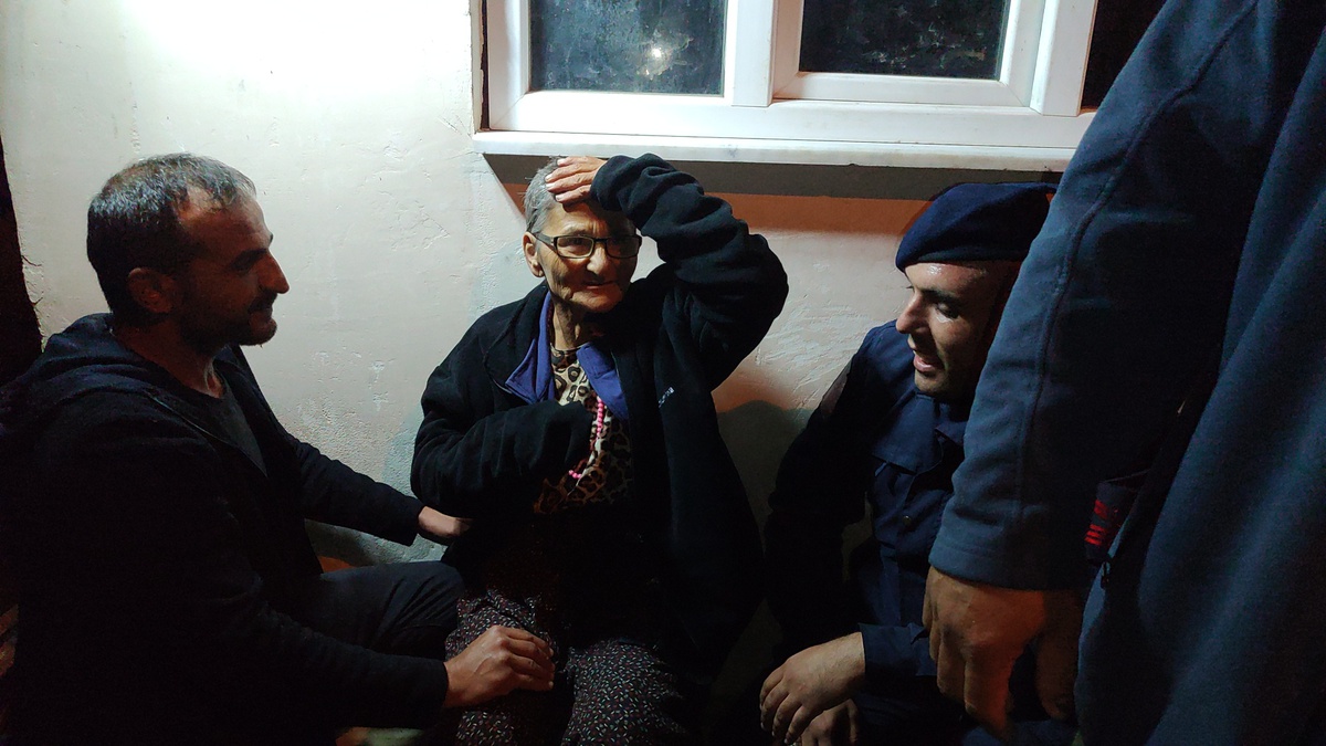Sakarya Akyazı\'da Alzheimer hastası 58 yaşındaki kadın Yeniköy yakınında sağ bulundu