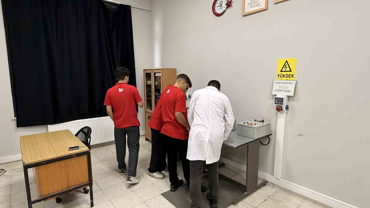 Sakarya Kaynarca\'daki meslek lisesi öğrencileri TEKNOFEST\'te Türkiye birincisi oldu