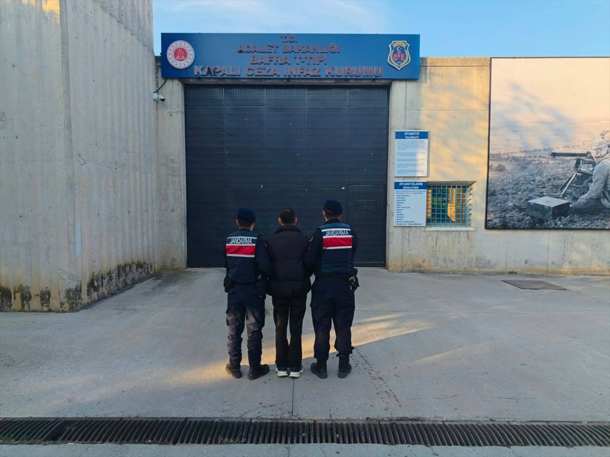Samsun Bafra\'da jandarma, 11 yıl 3 ay hapis cezasıyla aranan firariyi yakaladı