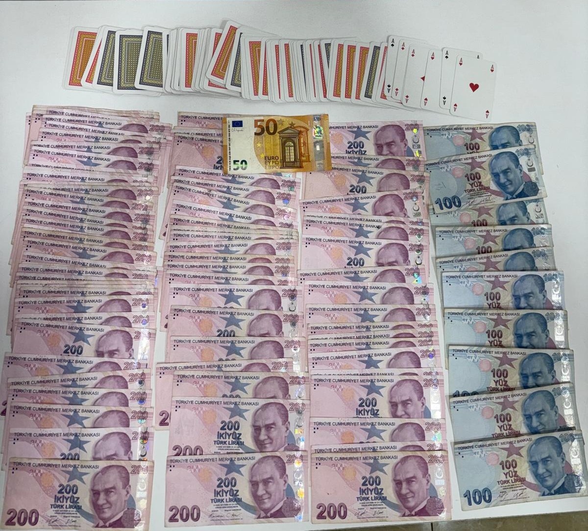 Samsun Çarşamba\'da iş yerinde kumar oynayan 5 kişiye 58 bin 20 lira ceza kesildi