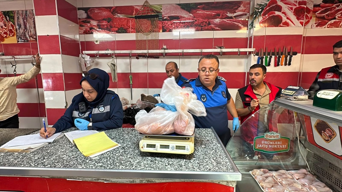 Zabıta ve İlçe Tarım ekipleri Şanlıurfa Haliliye\'de 170 kilo bozulmuş et imha etti